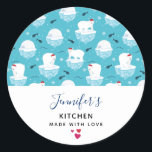 サンタハッツの可愛いホッキョクグマChristmas Kitchen ラウンドシール<br><div class="desc">キッチンシール – 3つの小さな赤いハートで「愛で作られた」と言う。赤いサンタ帽をかぶったフローティング氷の上に立つホッキョクグマを特徴としたかわいいクリスマスパターンでデザイン。小さなイグルー、雪片、魚が水の上で冷やしているこれらの愛らしい極性のクマを取り囲む。淡青色の背景。かわいいお洒落デザイン。</div>