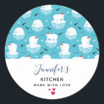 サンタハッツの可愛いホッキョクグマChristmas Kitchen ラウンドシール<br><div class="desc">キッチンシール – 3つの小さな赤いハートで「愛で作られた」と言う。赤いサンタ帽をかぶったフローティング氷の上に立つホッキョクグマを特徴としたかわいいクリスマスパターンでデザイン。小さなイグルー、雪片、魚が水の上で冷やしているこれらの愛らしい極性のクマを取り囲む。淡青色の背景。かわいいお洒落デザイン。</div>