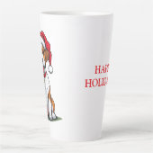 サンタハットが座って微笑む、かわいい犬 カフェラテマグ (正面)