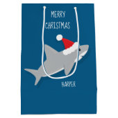 サンタハットで微笑む漫画のサメ抱き枕 ミディアムペーパーバッグ (裏面)