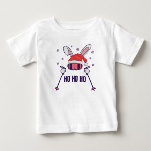 サンタハットとスキーポールSでサンタラビットをスキー ベビーTシャツ