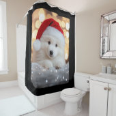 サンタハットと一緒に楽しいクリスマスのサモの子犬 シャワーカーテン (インサイチュ)