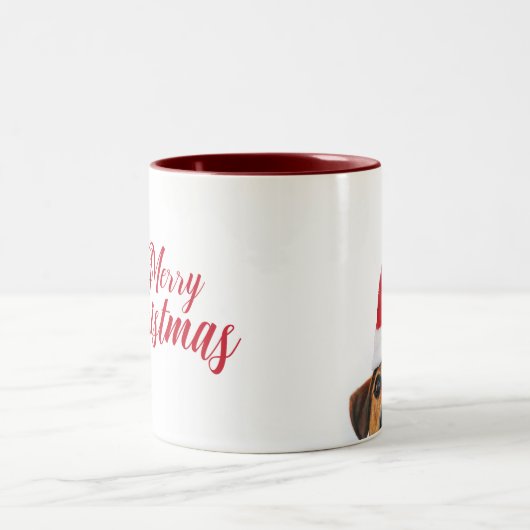 サンタハットと奇妙なかわいいおもしろい犬 ツートーンマグカップ (中央)