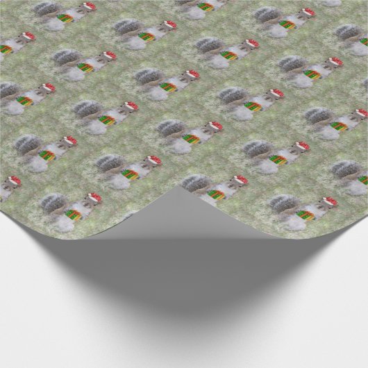 サンタハットに入ったかわいいリスとクリスマスプレゼントボックス ラッピングペーパー (角)