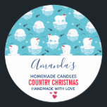サンタハットに可愛いホッキョクグマChristmas Candle ラウンドシール<br><div class="desc">ソープまたはキャンドルパーソナライズされたステッカーあなたの詳細と香りの名前。赤いサンタ帽をかぶったフローティング氷の上に立つホッキョクグマを特徴としたかわいいクリスマスパターン。小さなイグルー、雪片、魚が水の上で冷やしているこれらの愛らしい極性のクマを取り囲む。淡青色の背景。かわいいお洒落デザイン。</div>