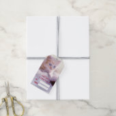 サンタハットに眠るクリスマスに休むかわいい子猫 ギフトタグ (より糸付き)