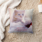 サンタハットに眠るクリスマスに休むかわいい子猫 クッション (ブランケット)