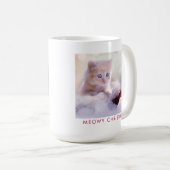 サンタハットに眠るクリスマスに休むかわいい子猫 コーヒーマグカップ (正面右)