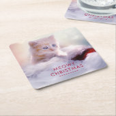 サンタハットに眠るクリスマスに休むかわいい子猫 スクエアペーパーコースター (アングル)