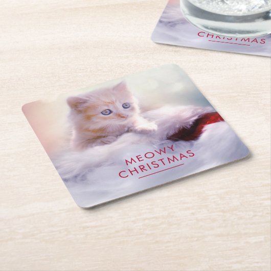 サンタハットに眠るクリスマスに休むかわいい子猫 スクエアペーパーコースター (アングル)