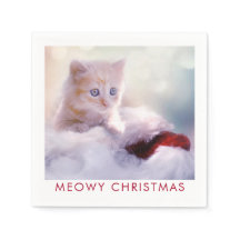 サンタハットに眠るクリスマスに休むかわいい子猫