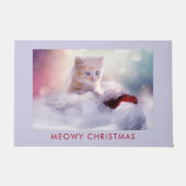 サンタハットに眠るクリスマスに休むかわいい子猫 ドアマット (正面)