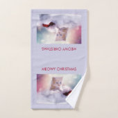 サンタハットに眠るクリスマスに休むかわいい子猫 バスタオルセット (ハンドタオル)