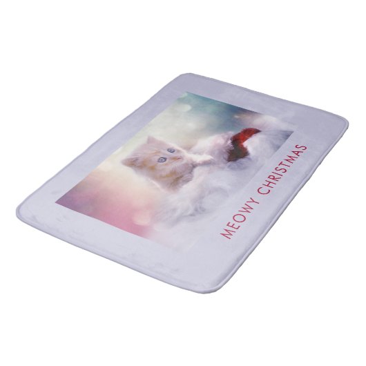 サンタハットに眠るクリスマスに休むかわいい子猫 バスマット (アングル)