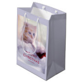 サンタハットに眠るクリスマスに休むかわいい子猫 ミディアムペーパーバッグ (裏面アングル)