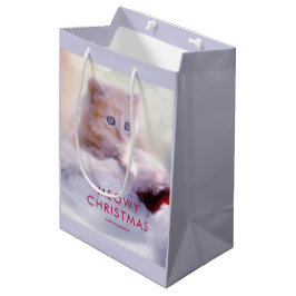 サンタハットに眠るクリスマスに休むかわいい子猫 ミディアムペーパーバッグ