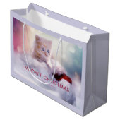 サンタハットに眠るクリスマスに休むかわいい子猫 ラージペーパーバッグ (正面アングル)