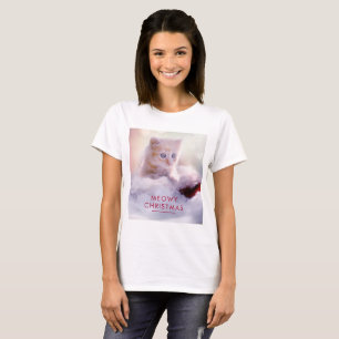 サンタハットに眠るクリスマスに休むかわいい子猫 Tシャツ