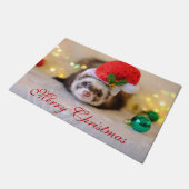 サンタハットのクリスマスにかわいいフェレット ドアマット (アングル)