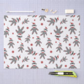 サンタハットのクリスマスパターンを着た靴下のサル 薄葉紙 (クラフト)