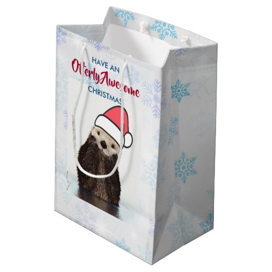 サンタハットのクリスマスプーンを着たかわいいカワウソ ミディアムペーパーバッグ (裏面アングル)