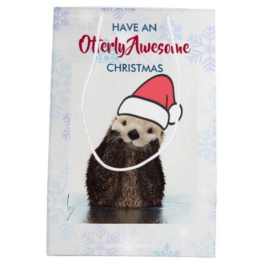 サンタハットのクリスマスプーンを着たかわいいカワウソ ミディアムペーパーバッグ (裏面)