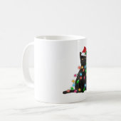 サンタハットのクリスマスライトを飾った黒猫 コーヒーマグカップ (正面左)