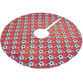 サンタハットのサッカーボールパターン（赤） ブラッシュドポリエステルツリースカート (アングル)