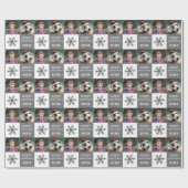 サンタハットのスノーフレーク写真とサッカーボール ラッピングペーパー (フラット)