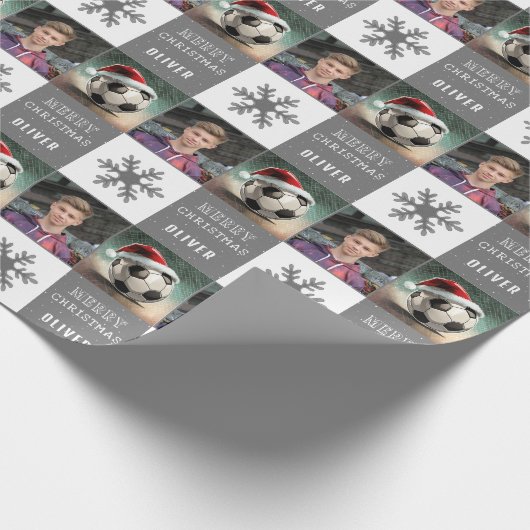 サンタハットのスノーフレーク写真とサッカーボール ラッピングペーパー (角)