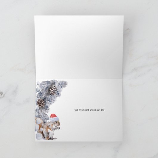 サンタハットの冬の森の風景を身に着けたリス カード (内部)