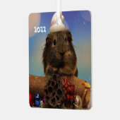 サンタハットを着たかわいいモルモット メタルオーナメント (正面左)