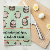 サンタハットを着たキッズハッピーペンギンとイヤーマフ キッチンタオル (四つ折り)