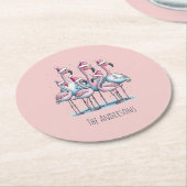 サンタハットを着たピンクのフラミンゴスラウンドコースター ラウンドペーパーコースター (アングル)