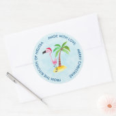 サンタハットキッチンでかわいいピンクのフラミンゴ ラウンドシール (封筒)