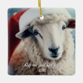 サンタハットクリスマスを着たかわいい羊 セラミックオーナメント (正面)