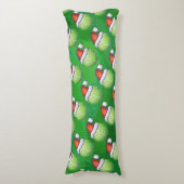 サンタハットパターンのグリーンテニスボール ボディピロー (正面縦)