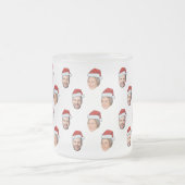 サンタハットパーソナライズされた顔2写真クリスマスプレゼント フロストグラスマグカップ (中央)