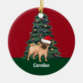 サンタハットレッドのかわいいクリスマスパーソナライズされたのパグ セラミックオーナメント (正面)