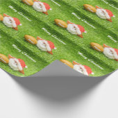 サンタハット付きアメリカンフットボールのクリスマスホリデー ラッピングペーパー (角)