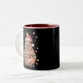 サンタハット付きクリスマスカピバラクリスマスライトツリー ツートーンマグカップ (正面左)