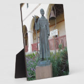 サンタバーバラ作戦のセララ神父の像 フォトプラーク (側面)