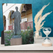 サンタバーバラ作戦のセララ神父の像 フォトプラーク (側面)