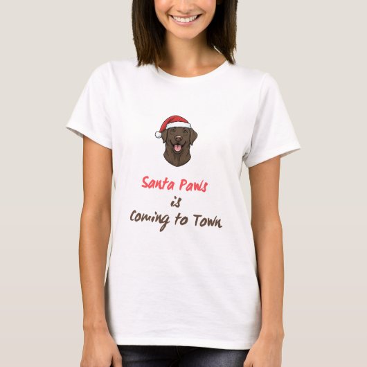 サンタパウズが街にやってくる | クリスマスの犬のダジャレ Tシャツ (正面)