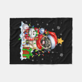 サンタパグと小妖精や小人猫クリスマスライトオーナーキッズ フリースブランケット (正面(横))