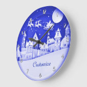 サンタパーソナライズされたウィンタービレッジ ラージ壁時計 (傾斜)