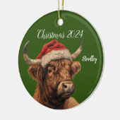 サンタパーソナライズされたキャップ付きハイランド牛 セラミックオーナメント (左)