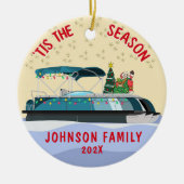 サンタパーソナライズされたクリスマスポンツーンボート セラミックオーナメント (正面)