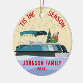 サンタパーソナライズされたクリスマスポンツーンボート セラミックオーナメント (左)