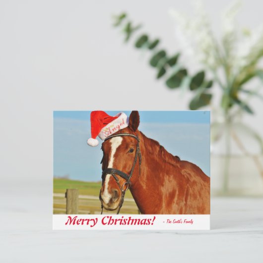サンタパーソナライズされたー帽をかぶった陽気なクリスマスの馬 ポストカード (スタンド正面)